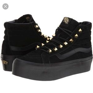 Platform Sk8-Hi suede and gold stud vans
